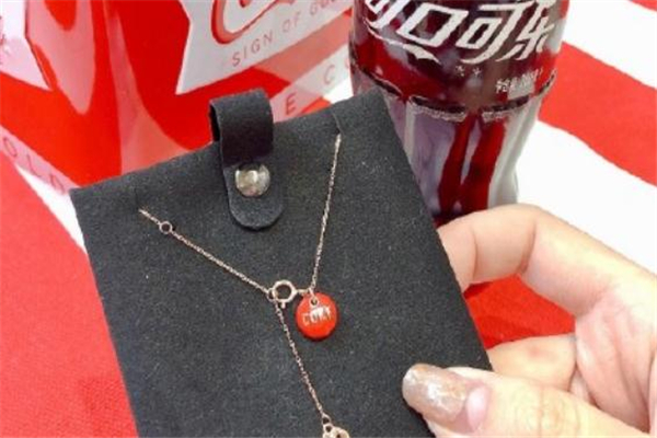 肥宅快樂水項(xiàng)鏈多少錢 周大福可口可樂項(xiàng)鏈價(jià)格
