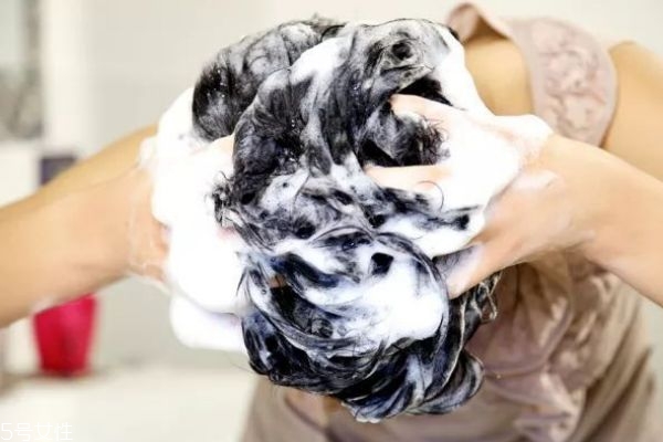 洗發(fā)水直接抹頭皮會(huì)導(dǎo)致脫發(fā)嗎 洗發(fā)水不能直接抹在頭上 洗發(fā)水直接抹頭皮會(huì)導(dǎo)致脫發(fā)嗎 洗發(fā)水不能直接抹在頭上