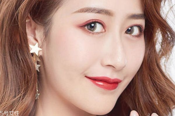 眼影亮片卸不掉要緊嗎 亮片眼影怎么卸干凈 眼影亮片卸不掉要緊嗎 亮片眼影怎么卸干凈