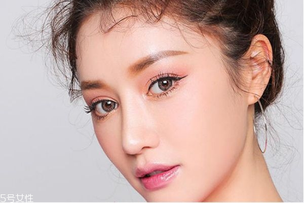 眼影亮片卸不掉要緊嗎 亮片眼影怎么卸干凈 眼影亮片卸不掉要緊嗎 亮片眼影怎么卸干凈