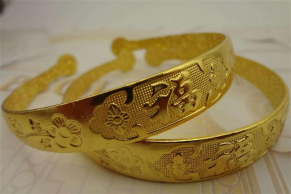 黃金手鐲死圈和活圈哪個好 黃金手鐲死扣好還是調(diào)松緊好 黃金手鐲死圈和活圈哪個好 黃金手鐲死扣好還是調(diào)松緊好