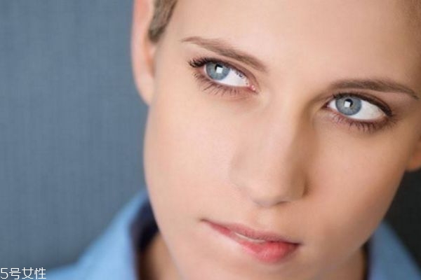 為什么化妝后會容易長痘痘 經?；瘖y還想避免長痘怎么辦