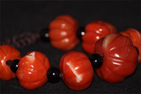 南紅瑪瑙產(chǎn)地是哪里 南紅瑪瑙的功效與作用 南紅瑪瑙產(chǎn)地是哪里 南紅瑪瑙的功效與作用