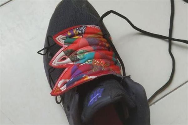 耐克歐文5捕蠅草怎么系 歐文5捕蠅草教程 耐克歐文5捕蠅草怎么系 歐文5捕蠅草教程