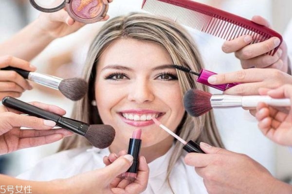 為什么化妝后會容易長痘痘 經?；瘖y還想避免長痘怎么辦