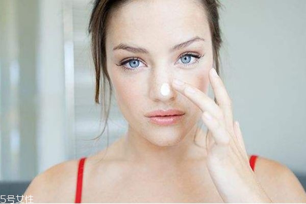 定妝粉和氣墊的區(qū)別 定妝粉和氣墊的使用步驟 定妝粉和氣墊的區(qū)別 定妝粉和氣墊的使用步驟