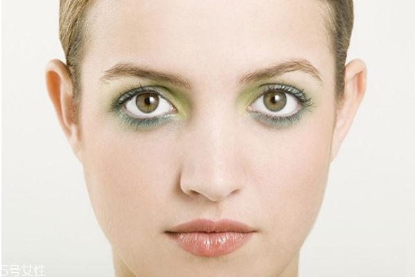 涂眼霜有哪些常見誤區(qū) 涂眼霜有哪些誤區(qū)你占了 涂眼霜有哪些常見誤區(qū) 涂眼霜有哪些誤區(qū)你占了