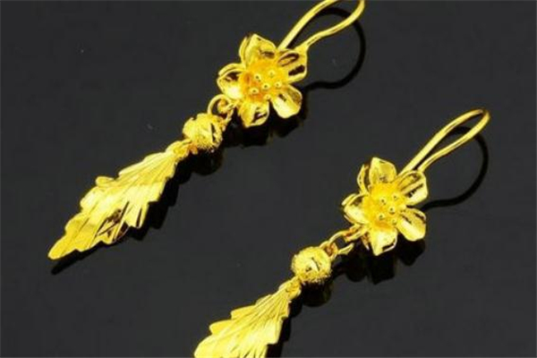 老年人戴什么樣的黃金耳環(huán)好看 老年人適合黃金耳環(huán)嗎 老年人戴什么樣的黃金耳環(huán)好看 老年人適合黃金耳環(huán)嗎