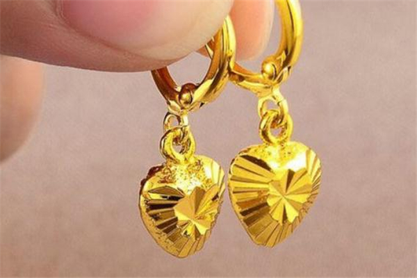 老年人戴什么樣的黃金耳環(huán)好看 老年人適合黃金耳環(huán)嗎 老年人戴什么樣的黃金耳環(huán)好看 老年人適合黃金耳環(huán)嗎