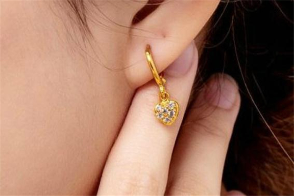 老年人戴什么樣的黃金耳環(huán)好看 老年人適合黃金耳環(huán)嗎 老年人戴什么樣的黃金耳環(huán)好看 老年人適合黃金耳環(huán)嗎