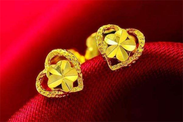 送老婆黃金耳釘怎么選 送老婆什么款式黃金耳釘好 送老婆黃金耳釘怎么選 送老婆什么款式黃金耳釘好