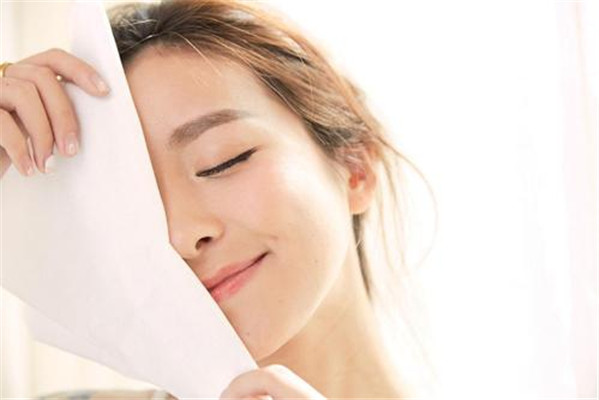 皮膚缺水的表現是什么 皮膚缺水有什么表現