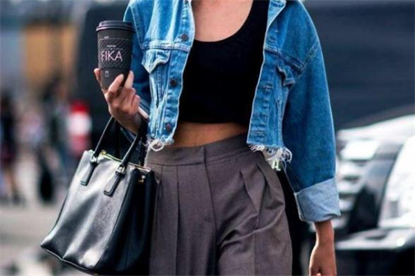 黑色包包配什么顏色衣服好看 黑色包包怎么搭配衣服 黑色包包配什么顏色衣服好看 黑色包包怎么搭配衣服