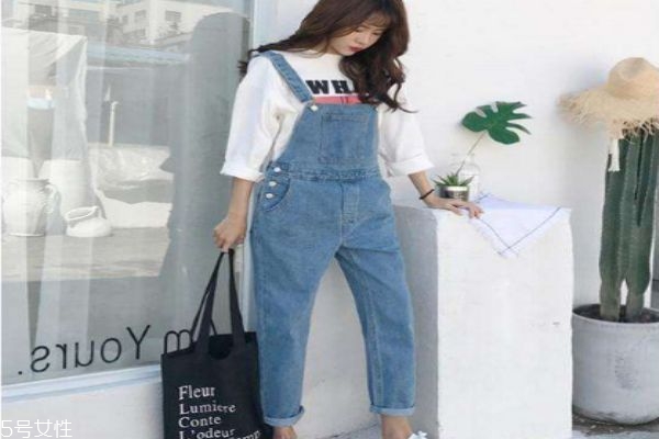 背帶褲的扣子怎么裝 背帶褲應(yīng)該怎么搭配呢 背帶褲的扣子怎么裝 背帶褲應(yīng)該怎么搭配呢