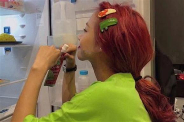 媚拉紅是什么顏色 媚拉紅色頭發(fā)圖片 媚拉紅是什么顏色 媚拉紅色頭發(fā)圖片