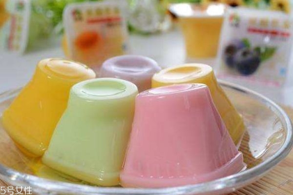 果凍是用什么做的呢 吃果凍有什么壞處嗎 果凍是用什么做的呢 吃果凍有什么壞處嗎