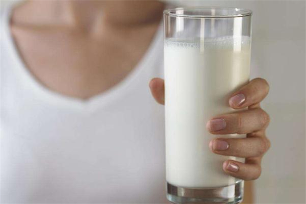 牛奶加熱成塊怎么回事 牛奶可以加熱到沸騰嗎