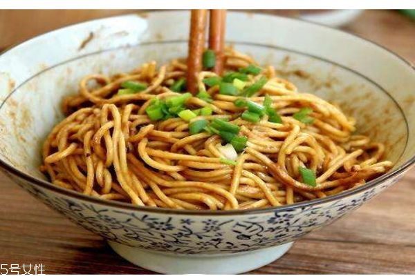 熱干面有什么營養(yǎng)價(jià)值嗎 吃熱干面有什么好處嗎