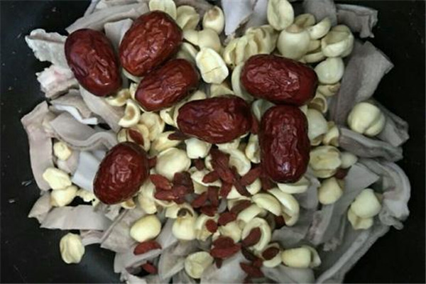 蓮子可以和梨一起煮嗎 蓮子和梨一起煮什么功效 蓮子可以和梨一起煮嗎 蓮子和梨一起煮什么功效