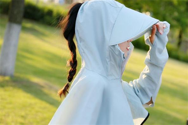 防曬衣和防曬霜哪個(gè)效果好 穿了防曬衣還要涂防曬霜嗎 防曬衣和防曬霜哪個(gè)效果好 穿了防曬衣還要涂防曬霜嗎
