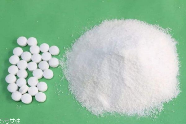 漂白粉對衣服有什么傷害嗎 白衣服顏色了用漂白粉有用嗎 漂白粉對衣服有什么傷害嗎 白衣服顏色了用漂白粉有用嗎