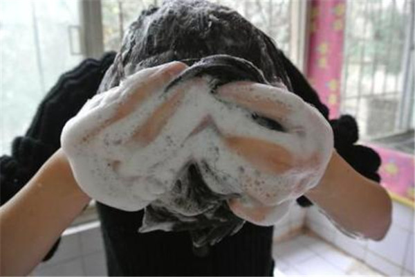 經(jīng)常染頭發(fā)會掉頭發(fā)嗎 經(jīng)常染頭發(fā)好不好 經(jīng)常染頭發(fā)會掉頭發(fā)嗎 經(jīng)常染頭發(fā)好不好