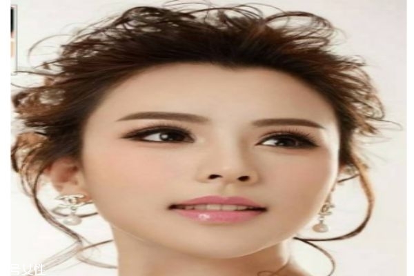 結(jié)婚時(shí)應(yīng)該畫(huà)什么妝呢 新娘妝有什么講究嗎 結(jié)婚時(shí)應(yīng)該畫(huà)什么妝呢 新娘妝有什么講究嗎