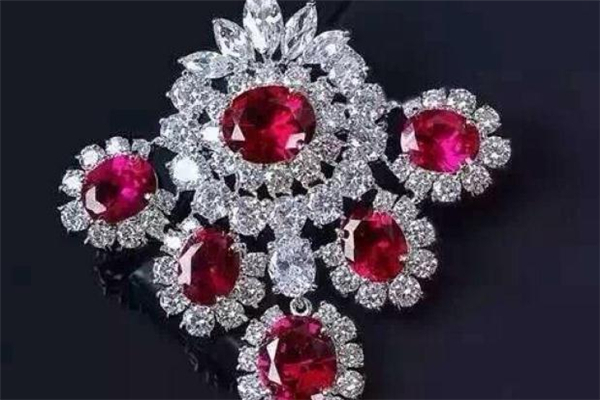 紅寶石和石榴石的區(qū)別 紅寶石和石榴石哪個好看 紅寶石和石榴石的區(qū)別 紅寶石和石榴石哪個好看