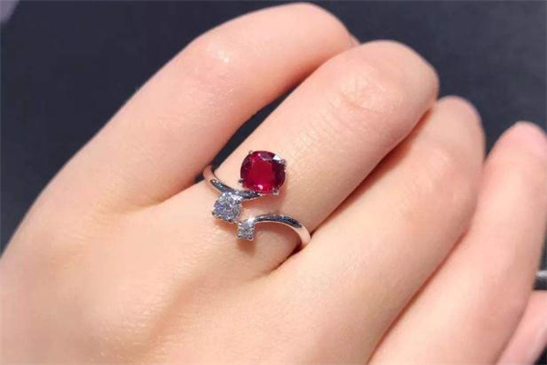 紅寶石和尖晶石的區(qū)別 紅寶石和尖晶石哪個(gè)好 紅寶石和尖晶石的區(qū)別 紅寶石和尖晶石哪個(gè)好