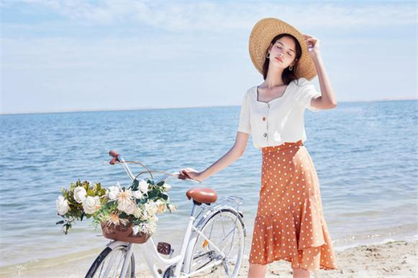 白色方領(lǐng)上衣怎么搭配 白色方領(lǐng)上衣搭配圖片 白色方領(lǐng)上衣怎么搭配 白色方領(lǐng)上衣搭配圖片