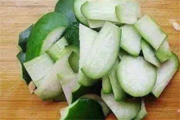 冬瓜皮煮水有什么作用 冬瓜皮煮水的功效 冬瓜皮煮水有什么作用 冬瓜皮煮水的功效