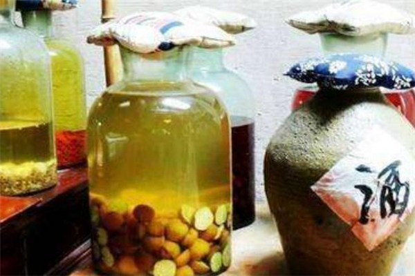 板栗泡酒用生的還是熟的 板栗泡酒用什么型的酒 板栗泡酒用生的還是熟的 板栗泡酒用什么型的酒