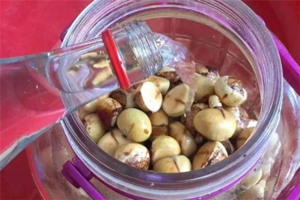 板栗泡酒用生的還是熟的 板栗泡酒用什么型的酒 板栗泡酒用生的還是熟的 板栗泡酒用什么型的酒