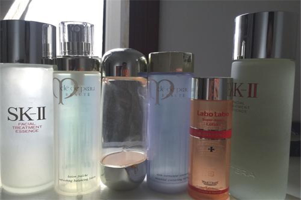 收斂水和面膜的順序是什么 收斂水先用還是面膜先用 收斂水和面膜的順序是什么 收斂水先用還是面膜先用