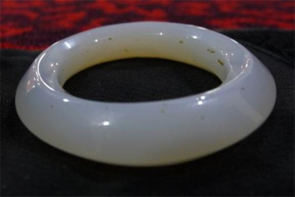 白瑪瑙的寓意是什么 白瑪瑙有靈性嗎 白瑪瑙的寓意是什么 白瑪瑙有靈性嗎