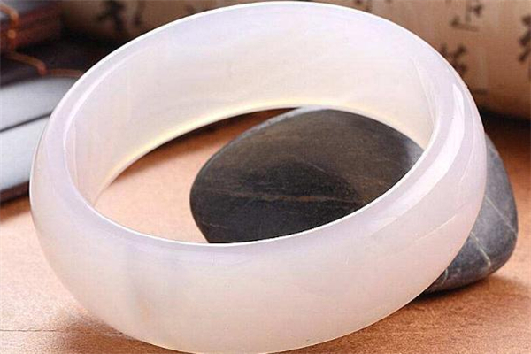 白瑪瑙手鐲價格 白瑪瑙手鐲一般多少錢 白瑪瑙手鐲價格 白瑪瑙手鐲一般多少錢