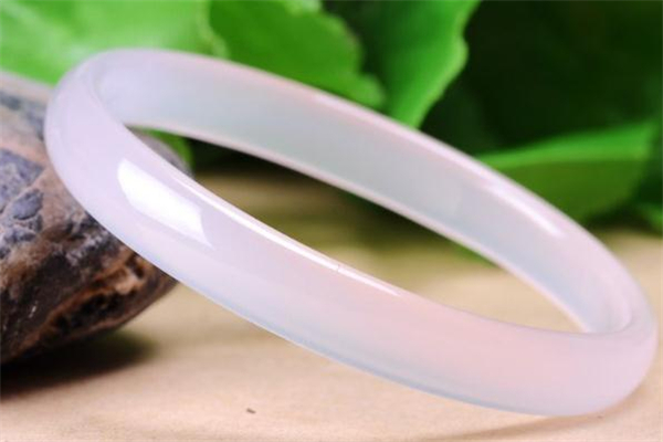 白瑪瑙手鐲價格 白瑪瑙手鐲一般多少錢 白瑪瑙手鐲價格 白瑪瑙手鐲一般多少錢