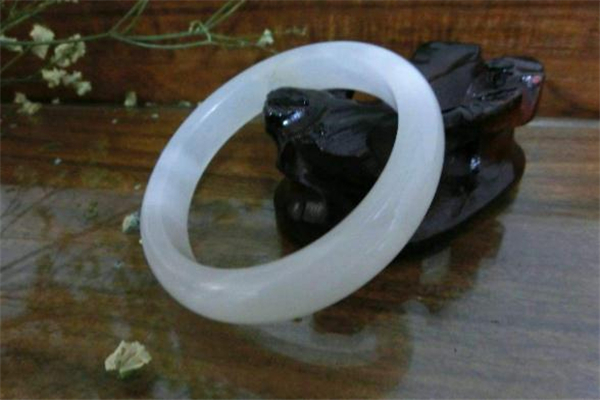 白瑪瑙手鐲價格 白瑪瑙手鐲一般多少錢 白瑪瑙手鐲價格 白瑪瑙手鐲一般多少錢