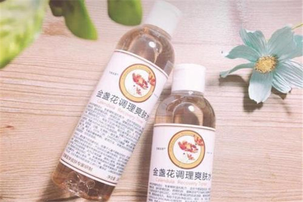 爽膚水敷臉有什么好處 根據(jù)自己的膚質(zhì)來選擇爽膚水 爽膚水敷臉有什么好處 根據(jù)自己的膚質(zhì)來選擇爽膚水