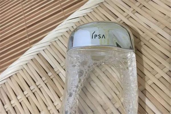 爽膚水敷臉有什么好處 根據(jù)自己的膚質(zhì)來選擇爽膚水 爽膚水敷臉有什么好處 根據(jù)自己的膚質(zhì)來選擇爽膚水