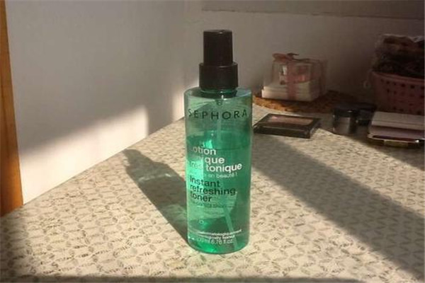 爽膚水敷臉有什么好處 根據(jù)自己的膚質(zhì)來選擇爽膚水 爽膚水敷臉有什么好處 根據(jù)自己的膚質(zhì)來選擇爽膚水