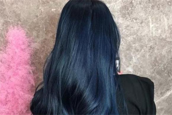 藍(lán)黑色掉色是什么顏色 藍(lán)黑色頭發(fā)掉色過程 藍(lán)黑色掉色是什么顏色 藍(lán)黑色頭發(fā)掉色過程