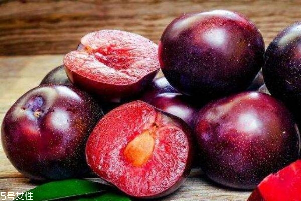 黑布林有什么營(yíng)養(yǎng)價(jià)值呢 黑布林的熱量是多少呢 黑布林有什么營(yíng)養(yǎng)價(jià)值呢 黑布林的熱量是多少呢