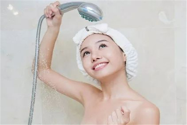 頭發(fā)出汗多容易掉頭發(fā)嗎 頭發(fā)出汗多與掉頭發(fā)沒有直接的關系 頭發(fā)出汗多容易掉頭發(fā)嗎 頭發(fā)出汗多與掉頭發(fā)沒有直接的關系