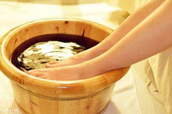 為什么有的人手腳容易冰涼呢 手腳冰涼的人應(yīng)該怎么呢 為什么有的人手腳容易冰涼呢 手腳冰涼的人應(yīng)該怎么呢