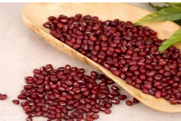 紅豆有什么營養(yǎng)價(jià)值呢 喝紅豆湯有什么好處呢 紅豆有什么營養(yǎng)價(jià)值呢 喝紅豆湯有什么好處呢