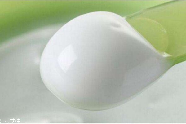 面霜和乳液有什么區(qū)別 面霜和乳液有哪些不同點 面霜和乳液有什么區(qū)別 面霜和乳液有哪些不同點