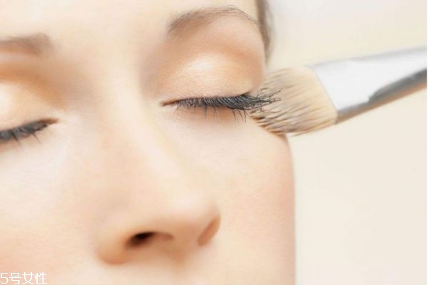 定妝散粉什么時候用 定妝粉是在哪個步驟用 定妝散粉什么時候用 定妝粉是在哪個步驟用