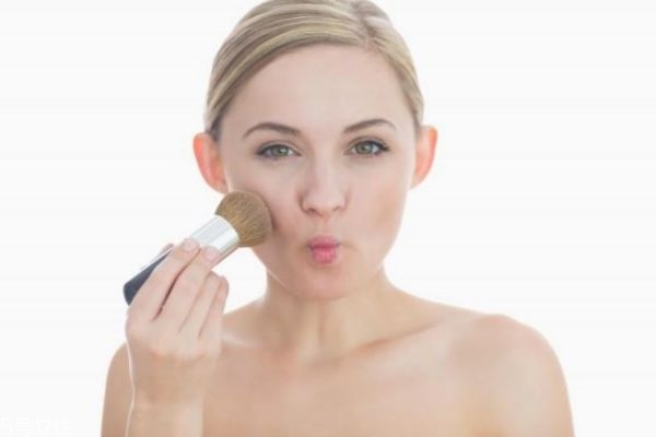 什么牌子的遮瑕筆好用 遮瑕筆和bb霜哪個先用 什么牌子的遮瑕筆好用 遮瑕筆和bb霜哪個先用