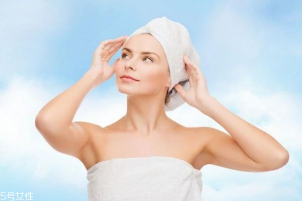 茶水可以洗頭發(fā)嗎 茶水洗頭發(fā)的好處 茶水可以洗頭發(fā)嗎 茶水洗頭發(fā)的好處